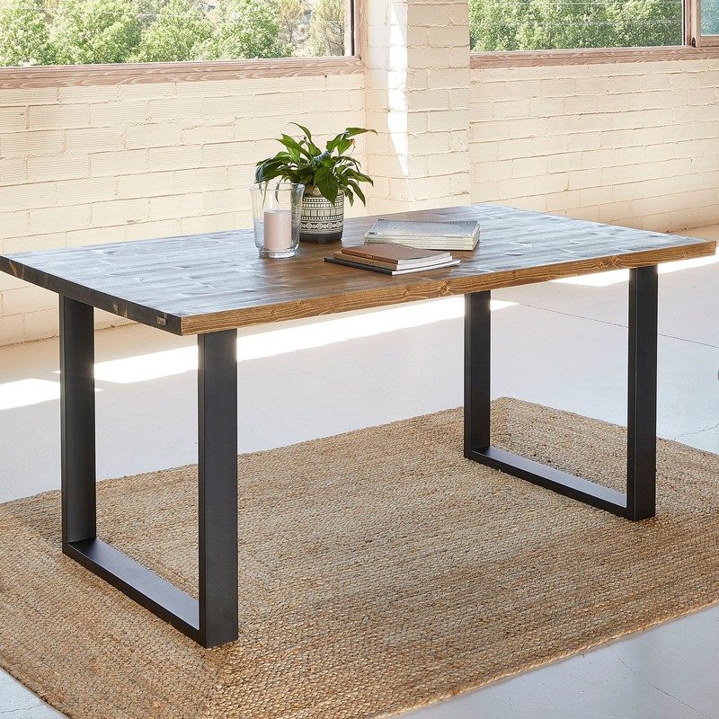 Mesa de comedor con tablero de madera y patas de metal